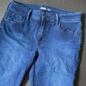 Old Navy Rockstar Super Skinny Ankle jeans, soft and stretchy feel, size 8